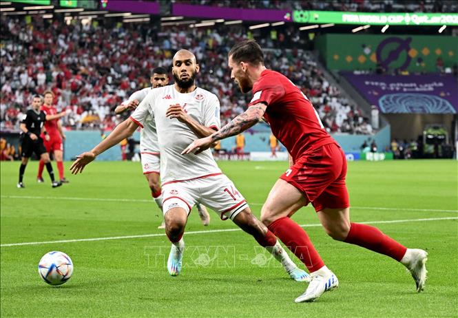 Trong ảnh: Pha dẫn bóng của cầu thủ Tunisia Aissa Laidouni (thứ 2, phải) trước các cầu thủ Đan Mạch trong trận đấu. Ảnh: THX/ TTXVN