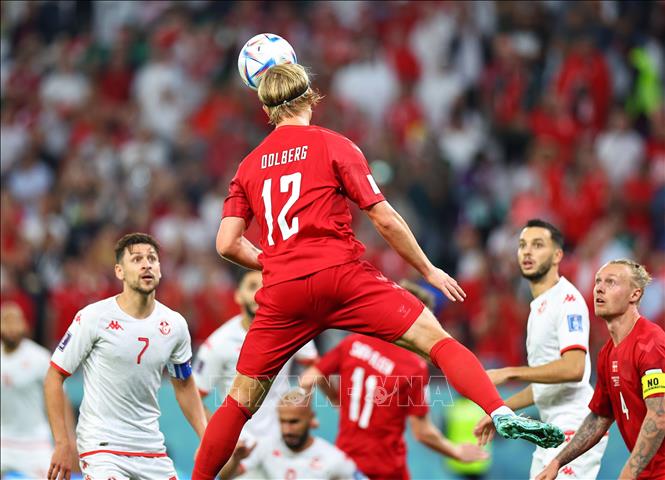 Trong ảnh: Pha đánh đầu của cầu thủ Đan Mạch Kasper Dolberg (phía trên) trong trận đấu. Ảnh: THX/ TTXVN