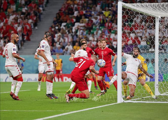 Trong ảnh: Cú đánh đầu của cầu thủ Đan Mạch Andreas Cornelius (giữa, phía trước) trong trận đấu. Ảnh: THX/ TTXVN