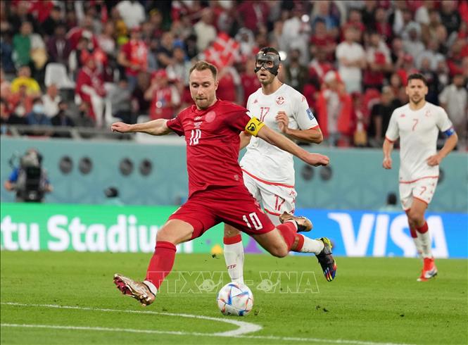 Trong ảnh: Cầu thủ Đan Mạch Christian Eriksen (phía trước) thực hiện cú sút về phía khung thành Tunisia trong trận đấu. Ảnh: THX/ TTXVN