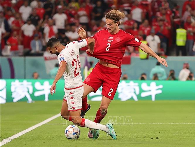 Trong ảnh: Pha tranh bóng giữa cầu thủ Ali Abdi (trái) của Tunisia và Joachim Andersen của Đan Mạch trong trận đấu. Ảnh: THX/ TTXVN