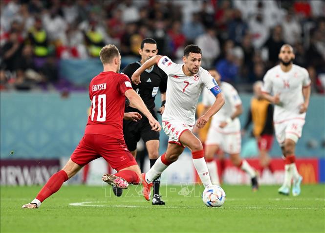 Trong ảnh: Cầu thủ Youssef Msakni (phải) của Tunisia khéo léo đi bóng trước cầu thủ Christian Eriksen của Đan Mạch trong trận đấu. Ảnh: THX/ TTXVN