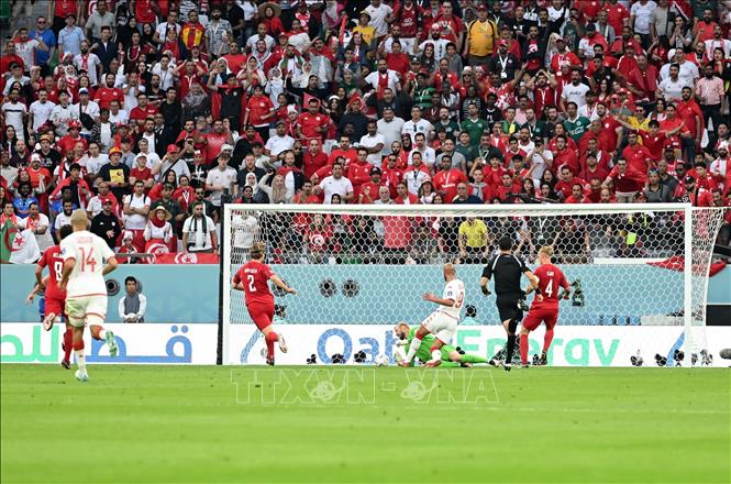 Trong ảnh: Cầu thủ Issam Jebali (thứ 3, phải) của Tunisia bứt tốc xâm nhập vòng cấm rồi đánh bại thủ môn Kasper Schmeichel, nhưng trọng tài không công nhận bàn thắng vì lỗi việt vị. Ảnh: THX/ TTXVN