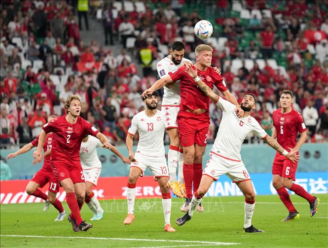 Trong ảnh: Pha tranh bóng bổng giữa cầu thủ Andreas Cornelius (phải, phía trên) của Đan Mạch và Yassine Meriah (trái, phía trên) của Tunisia trong trận đấu. Ảnh: THX/ TTXVN