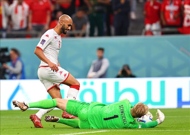 Trong ảnh: Pha cản phá xuất sắc của thủ thành Đan Mạch Kasper Schmeichel (phải) sau cú sút của cầu thủ Tunisia Issam Jebali trong trận đấu. Ảnh: THX/ TTXVN