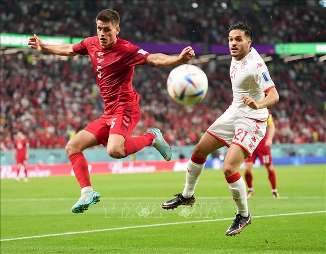 Trong ảnh: Pha tranh bóng giữa cầu thủ Joakim Maehle (trái) của Đan Mạch và Wajdi Kechrida của Tunisia trong trận đấu. Ảnh: THX/ TTXVN