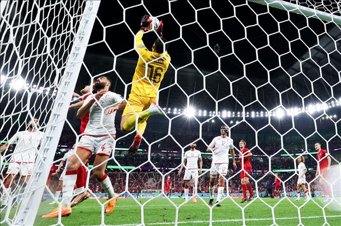 Trong ảnh: Pha cứu thua của thủ thành Tunisia Aymen Dahmen (phía trên) trong trận đấu. Ảnh: THX/ TTXVN 