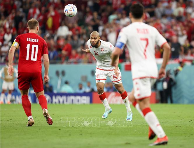 Trong ảnh: Pha đánh đầu của cầu thủ Tunisia Aissa Laidouni (giữa) trong trận đấu. Ảnh: THX/ TTXVN