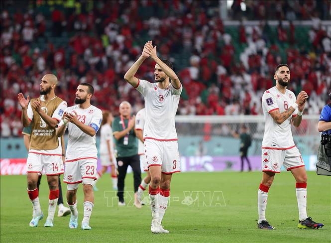 Trong ảnh: Các cầu thủ Tunisia sau cuộc so tài với Đan Mạch tại bảng D World Cup 2022. Ảnh: THX/ TTXVN