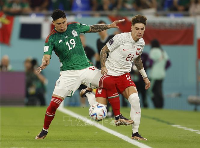 Trong ảnh: Pha tranh bóng giữa Jorge Sanchez (trái) của Mexico và Nicola Zalewski của Ba Lan. Ảnh: AFP/TTXVN