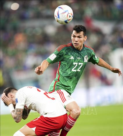 Trong ảnh: Pha tranh bóng giữa tiền đạo Nicola Zalewski (trái) của Ba Lan và tiền đạo Hirving Lozano của Mexico. Ảnh: THX/TTXVN