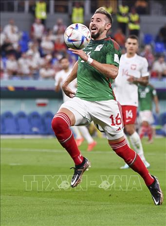 Trong ảnh: Pha đi bóng của tiền vệ Mexico Hector Herrera (phía trước) trong trận đấu gặp Ba Lan. Ảnh: THX/TTXVN