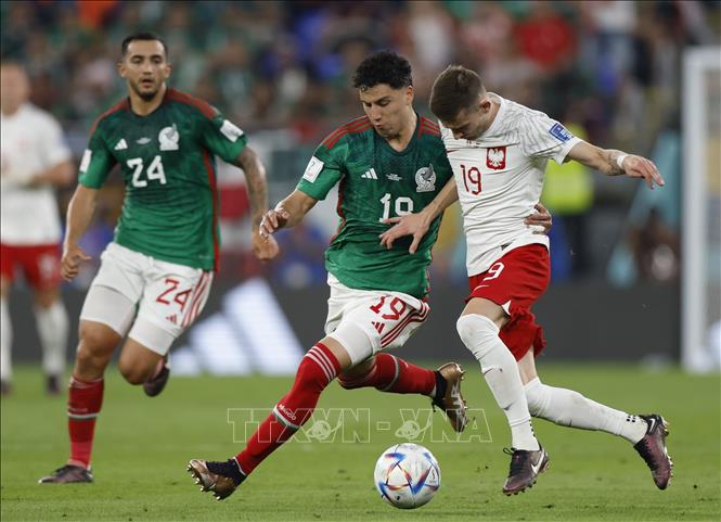 Trong ảnh: Pha tranh bóng giữa hậu vệ Jorge Sanchez (thứ 2, trái) của Mexico với tiền vệ Sebastian Szymanski (phải) của Ba Lan. Ảnh: THX/TTXVN