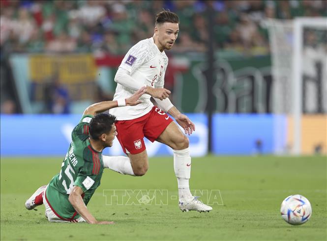 Trong ảnh: Pha tranh bóng giữa hậu vệ Hector Moreno (trái) của Mexico với đối phương Matty Cash của Ba Lan. Ảnh: THX/TTXVN