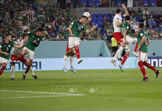 Trong ảnh: Pha tranh bóng bổng quyết liệt giữa các tuyển thủ Ba Lan và Mexico. Ảnh: THX/TTXVN