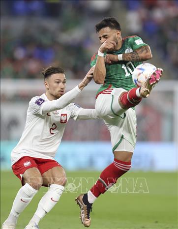 Trong ảnh: Hậu vệ Ba Lan Matty Cash (trái) nỗ lực cản đường đi bóng của tiền vệ Mexico Alexis Vega. Ảnh: THX/TTXVN