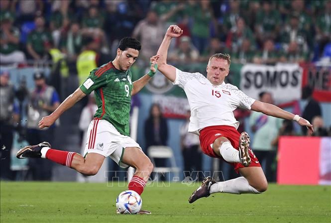 Trong ảnh: Tiền đạo Mexico Raul Jimenez (trái) tranh bóng với trung vệ Kamil Glik của Ba Lan. Ảnh: THX/TTXVN