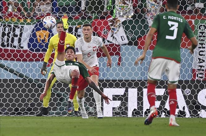 Trong ảnh: Trung vệ Mexico Edson Alvarez (trái) sút bóng về phía khung thành tuyển Ba Lan. Ảnh: THX/TTXVN
