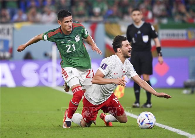 Trong ảnh: Hậu vệ Ba Lan Bartosz Bereszynski (phải) trong pha tranh bóng với tiền vệ Mexico Uriel Antuna. Ảnh: THX/TTXVN