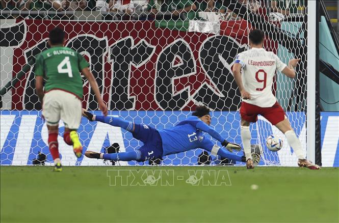 Trong ảnh: Thủ thành Mexico Guillermo Ochoa (giữa) cứu nguy bàn thua cho đội nhà sau cú sút của tuyển thủ Ba Lan Lewandowski. Ảnh: THX/TTXVN