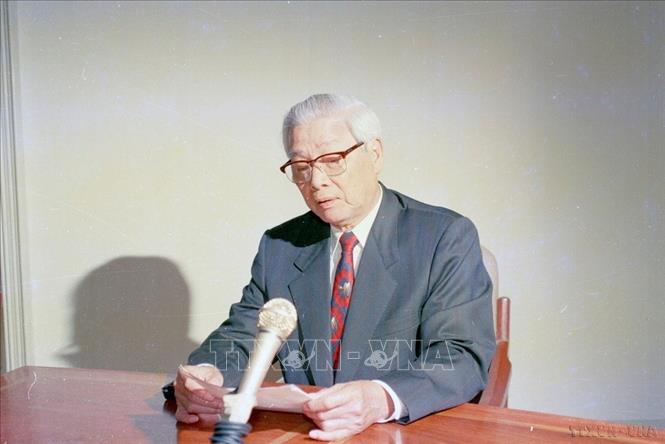 Sáng 12/7/1995, tại Hà Nội (11/7 theo giờ Hoa Kỳ), Thủ tướng Võ Văn Kiệt đọc Tuyên bố bình thường hóa quan hệ ngoại giao giữa Việt Nam và Hoa Kỳ. Ảnh: Minh Đạo - TTXVN