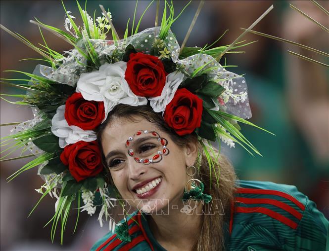 Trong ảnh: Cổ động viên Mexico vận trang phục sặc sỡ để 