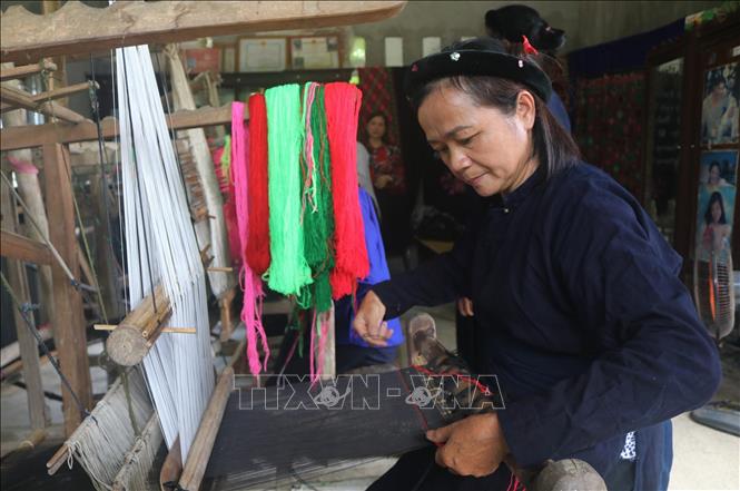 Trong ảnh: Phụ nữ Tày ở Luống Nọi dệt thổ cẩm truyền thống. Ảnh: Chu Hiệu-TTXVN