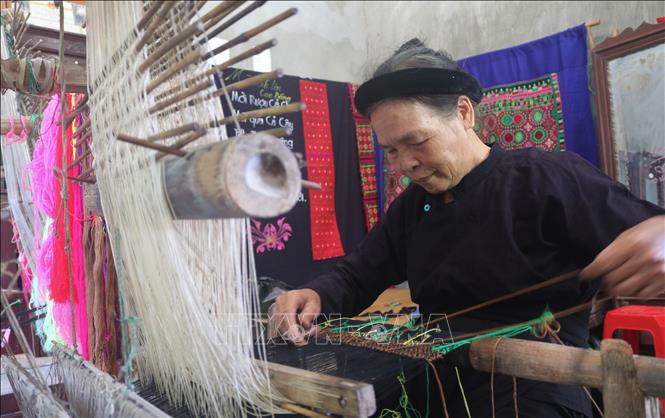 Trong ảnh: Bà Nông Thị Thược luôn đau đáu nỗi niềm gìn giữ và phát huy nghề dệt thổ cẩm truyền thống ở Luống Nọi. Ảnh: Chu Hiệu-TTXVN