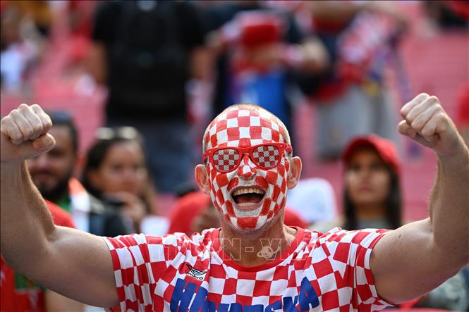 Trong ảnh: Cổ động viên đội tuyển Croatia cổ vũ trong trận đấu với đội tuyển Maroc. Ảnh: AFP/TTXVN
