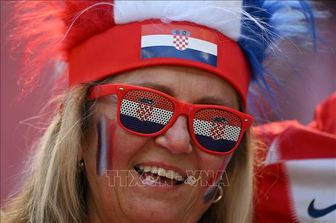 Trong ảnh: Cổ động viên đội tuyển Croatia cổ vũ trong trận đấu với đội tuyển Maroc. Ảnh: AFP/TTXVN