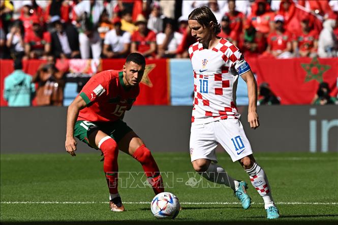 Trong ảnh: Tiền vệ Luka Modric (số 10), đội tuyển Croatia tranh bóng với tiền vệ Selim Amallah (số 15 ) đội tuyển Maroc. Ảnh: AFP/TTXVN