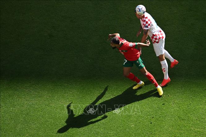 Trong ảnh: Tiền vệ Sofiane Boufal (trái), đội tuyển Maroc  tranh bóng với hậu vệ Dejan Lovren (phải), đội tuyển Croatia. Ảnh: AFP/TTXVN