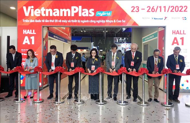 Delegates cut the ribbon to open the exhibition. VNA Photo: Mỹ Phuơng