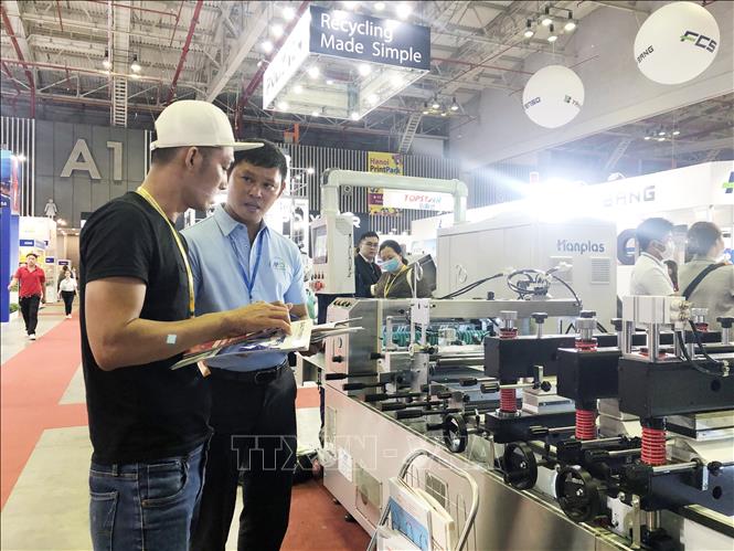 270 manufacturers from 19 countries and territories showcasing their latest technologies and development trends in the plastic and rubber industries at the exhibition. VNA Photo: Mỹ Phuơng