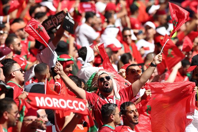 Trong ảnh: Cổ động viên đội tuyển Maroc cổ vũ trong trận đấu với đội tuyển Croatia. Ảnh: AFP/TTXVN
