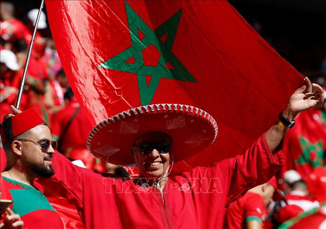Trong ảnh: Cổ động viên đội tuyển Maroc cổ vũ trong trận đấu với đội tuyển Croatia. Ảnh: THX/TTXVN