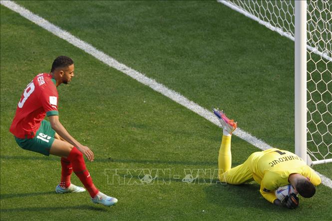 Trong ảnh: Thủ môn  Dominik Livakovic (phải) đội tuyển Croatia  cản phá thành công cú sút của đội tuyển Maroc. Ảnh: AFP/TTXVN