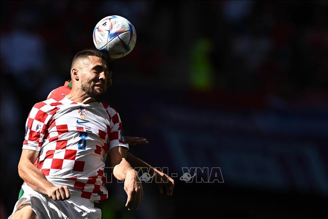 Trong ảnh: Tiền vệ Mateo Kovacic (số 8) đội tuyển Croatia nhảy lên đánh đầu tranh bóng với cầu thủ đội tuyển Maroc. Ảnh: AFP/TTXVN
