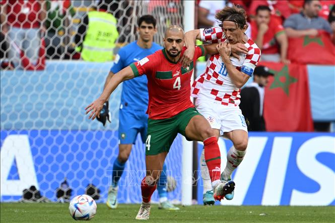 Trong ảnh: Tiền vệ Sofyan Amrabat (số 4 ) đội tuyển Maroc tranh bóng quyết liệt với tiền vệ Luka Modric (số 10), đội Croatia. Ảnh: AFP/TTXVN