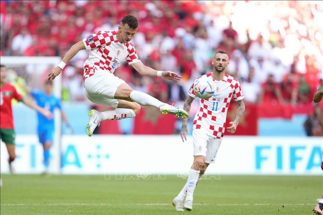 Trong ảnh:  Ivan Perisic (trái) đội Croatia tranh bóng trong trận đấu với đội tuyển Maroc. Ảnh: THX/TTXVN