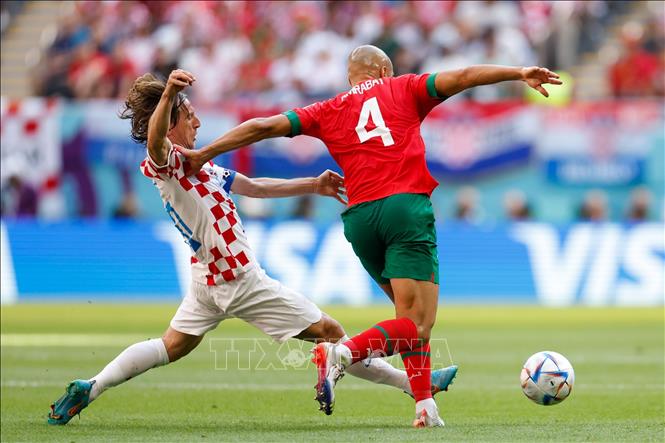 Trong ảnh:  Luka Modric (trái) đội Croatia tranh bóng quyết liệt với Sofyan Amrabat (phải) đội tuyển Maroc. Ảnh: THX/TTXVN