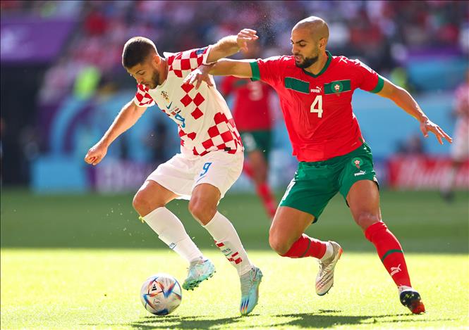Trong ảnh: Andrej Kramaric (trái) đội Croatia tranh bóng quyết liệt với Sofyan Amrabat (phải) đội tuyển Maroc. Ảnh: THX/TTXVN