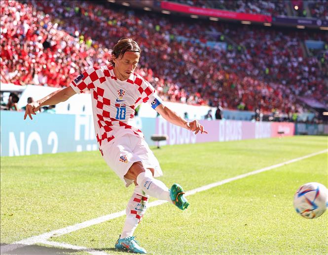 Trong ảnh: Cầu thủ  Luka Modric đội Croatia thực hiện quả phạt góc trong trận đấu với đội tuyển Maroc. Ảnh: THX/TTXVN