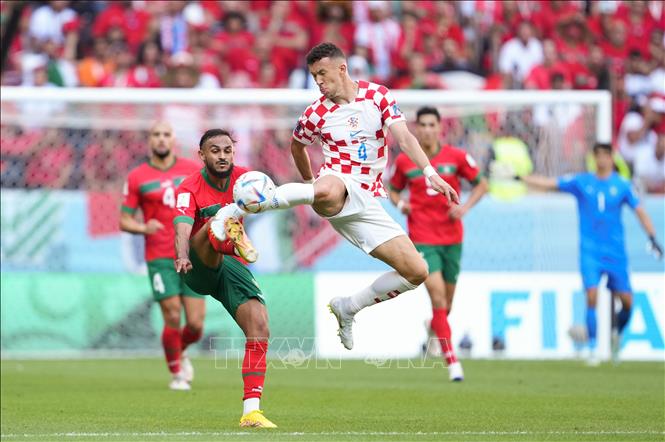Trong ảnh: Cầu thủ Ivan Perisic (phía trước) đội Croatia tranh bóng với cầu thủ đội tuyển Maroc. Ảnh: THX/TTXVN