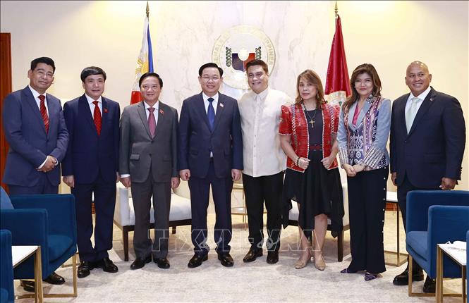 Chủ tịch Thượng viện Juan Miguel F. Zubiri và Chủ tịch Quốc hội Vương Đình Huệ với đại biểu. Ảnh: Doãn Tấn - TTXVN