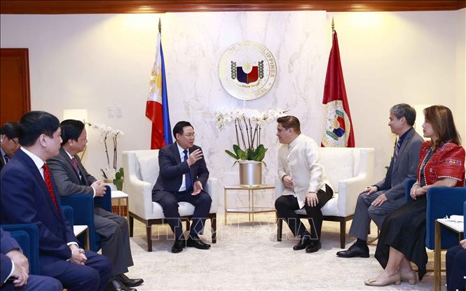 Chủ tịch Thượng viện Juan Miguel F. Zubiri tiếp thân mật Chủ tịch Quốc hội Vương Đình Huệ. Ảnh: Doãn Tấn - TTXVN