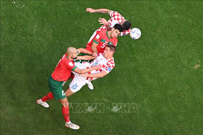 Trong ảnh: Các cầu thủ đội tuyển Croatia tranh bóng quyết liệt với các cầu thủ đội tuyển Maroc. Ảnh: THX/TTXVN