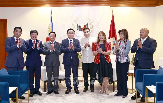 Chủ tịch Thượng viện Juan Miguel F. Zubiri và Chủ tịch Quốc hội Vương Đình Huệ với đại biểu. Ảnh: Doãn Tấn - TTXVN