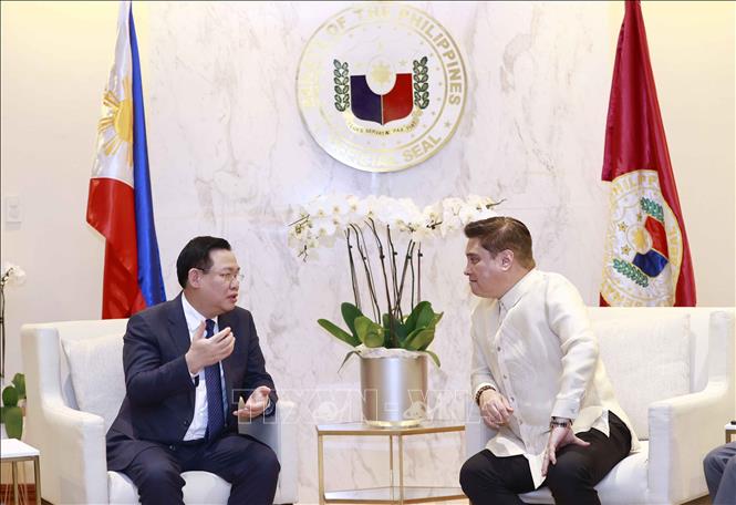 Chủ tịch Thượng viện Juan Miguel F. Zubiri tiếp thân mật Chủ tịch Quốc hội Vương Đình Huệ. Ảnh: Doãn Tấn - TTXVN