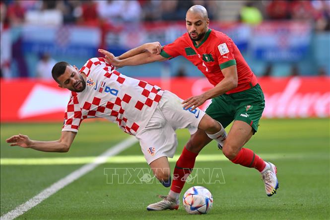 Trong ảnh: Trung vệ Mateo Kovacic (trái) tranh bóng với trung vệ Sofyan Amrabat (phải) đội Maroc. Ảnh: AFP/TTXVN